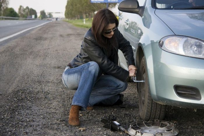Các bước thay lốp an toàn trên đường