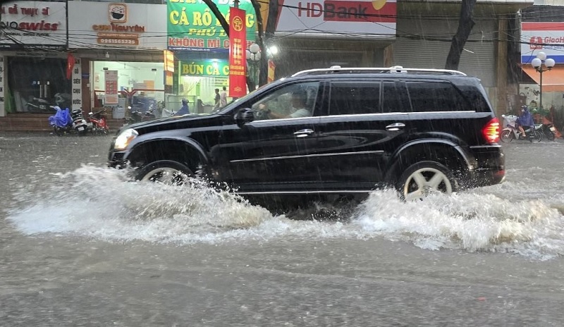 ông băng qua vùng nước ngập cao hoặc nước chảy xiết