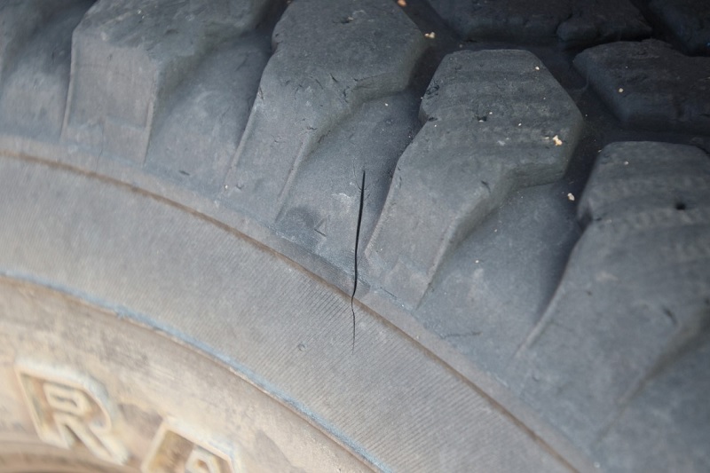 Kiểm tra các vết nứt trên bề mặt lốp