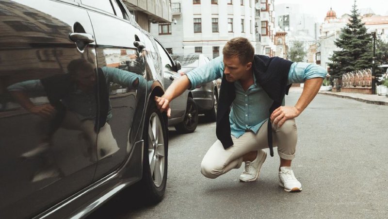 ốp xe bị nứt mép có nên đi tiếp không?