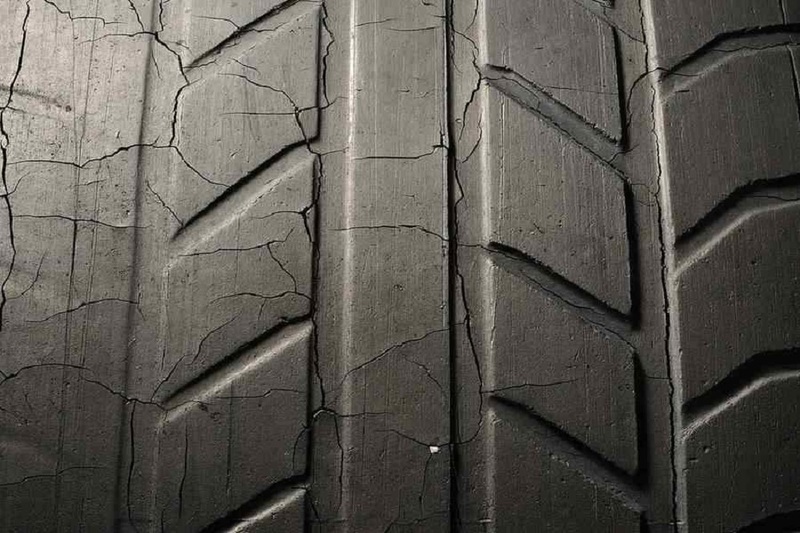 Nguyên nhân khiến lốp ô tô bị rạn nứt